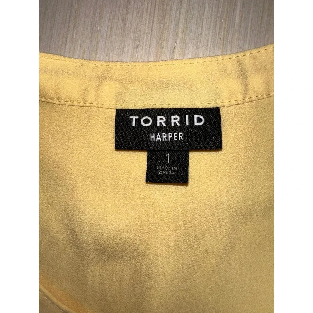Torrid Harper Yellow Georgette Pullover Blouse Size 1 Roll Tab Sleeve Pockets